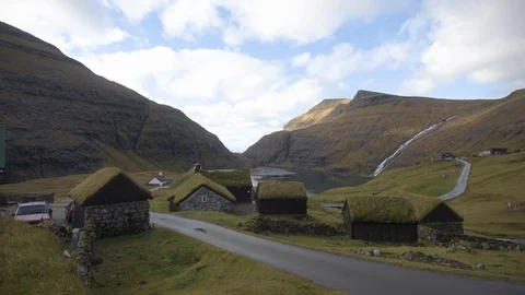 Time-lapse of clouds moving over mountains and lakeside houses Video stock 116599144