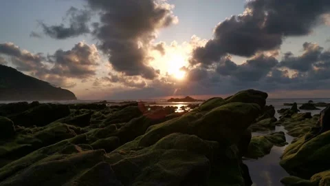 Time-lapse of the clouds moving over the rocks Video stock 131838191