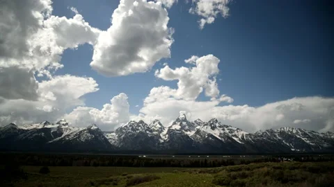 Time lapse of clouds moving over mountain peaks Video stock 170196517