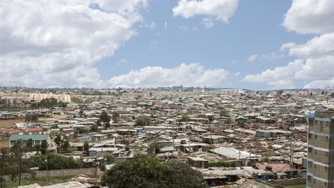 Time lapse of clouds moving past the Kibera slum of Nairobi, Kenya. Vidéo 129689014