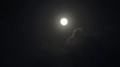 Time lapse of clouds moving in sky on a full moon night Video stock 71566195
