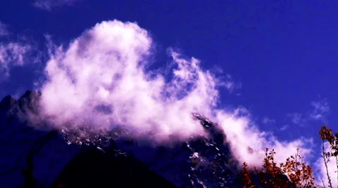 Time lapse of Clouds over Alaskan mountain in summer Stock Footage 40632845