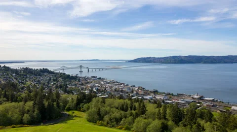 Time Lapse of Clouds over Astoria Oregon Cityscape with Astoria-Megler Bridge Видео 50262018