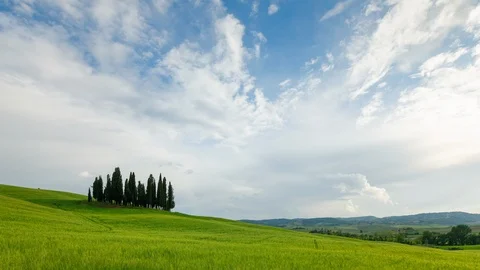 Time Lapse of the clouds over the beautiful rolling hills of Tuscany Italy. 動画素材 113625001