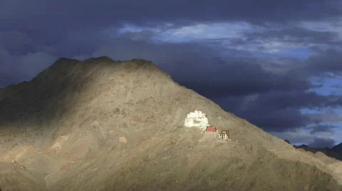 Time lapse clouds over Buddhist monastery 스톡 동영상 235195