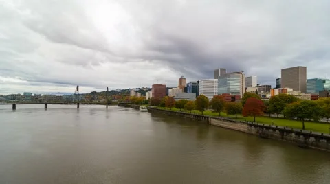 Time lapse of clouds over city of Portland Oregon along Willamette River 4k uhd Stock-Footage 68723494