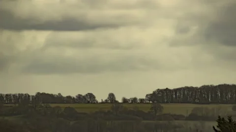 Time-lapse of clouds over cotswold ridge Видео 152381257