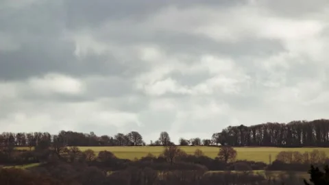 Time-lapse of clouds over cotswold ridge Видео 152381794
