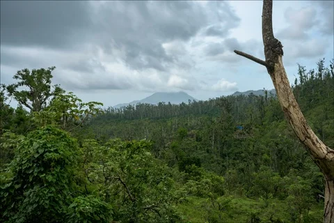 Time lapse of clouds over a distant mountain peak Stockbeeldmateriaal 91160186