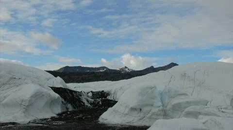 Time-lapse of clouds over a glacier in Alaska, USA Vídeo Stock 12757423