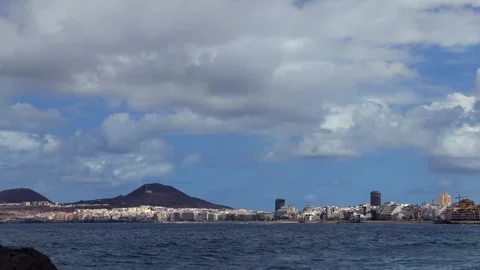 Time lapse of clouds over La Isleta volcanoes and the Las Canteras seafront Vidéo 348763755