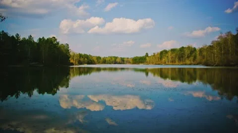 Time Lapse Clouds Over Lake Vídeo Stock 10587142