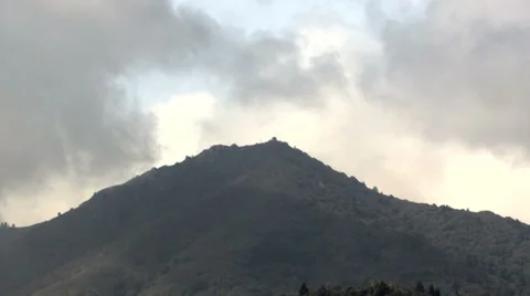 Time lapse of clouds over Mount Tamalpais in Marin, California, zoom out Video stock 39594554