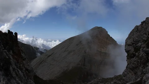 Time lapse of clouds over mountain tops. Stock-Footage 97253735
