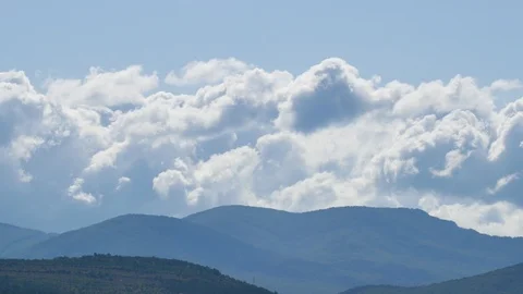 Time lapse of clouds over mountain Видео 118798429