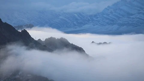 Time lapse of clouds over the mountains in winter in ladakh india Видео 121949005