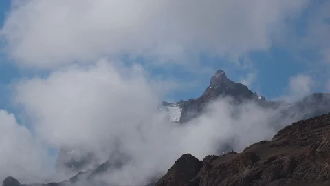 Time lapse of clouds over the mountains in 스톡 동영상 121951581