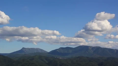Time-lapse Of Clouds Over Mountains Vidéo 126007926
