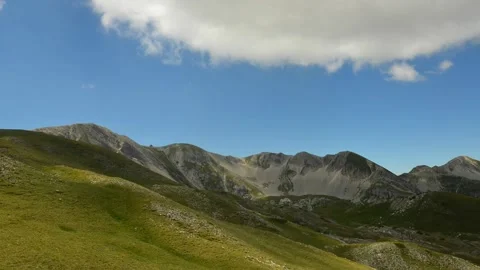 Time lapse clouds over the mountains of Gran Sasso 库存影片 134691284