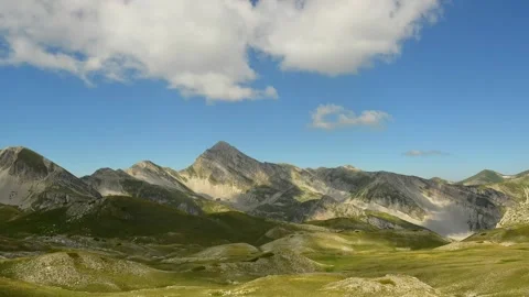 Time lapse clouds over the mountains of Gran Sasso 库存影片 134691287