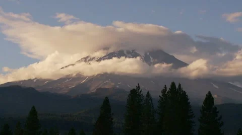 Time Lapse of Clouds Over Mt Shasta 스톡 동영상 8564419