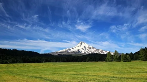 Time-lapse of clouds over Mt Hood in the Hood River Valley, Oregon, USA Vidéo 147543225