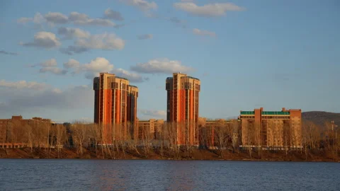 Time lapse of clouds over a residential area by the river. Vídeo Stock 89396305