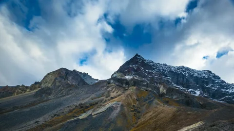 Time lapse of clouds over the rim of Skookum Volcano. Vídeo Stock 232209220