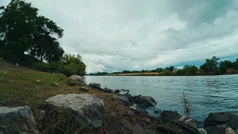 Time lapse of clouds over the Sacramento river in spring Vídeo Stock 332611748