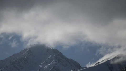 Time lapse of clouds over the snowy mountains Stockbeeldmateriaal 121962783