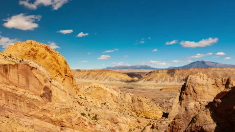 Time lapse clouds over Strike Valley cliffs Capitol Reef National Park 库存影片 328995122