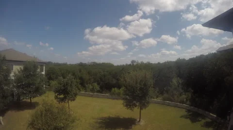TIME LAPSE CLOUDS OVER TREES FROM DAY TO NIGHT 動画素材 60119419