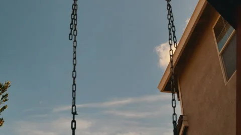 Time lapse of clouds passing behind swing set chains outdoors Vídeo Stock 344346006
