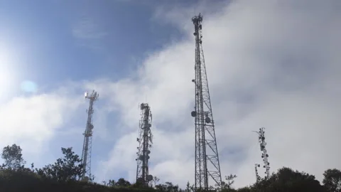 Time lapse of clouds passing high antennas 库存影片 138391998