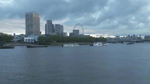 Time lapse. Clouds passing over the Thames River in the evening. Stock Footage 154389503
