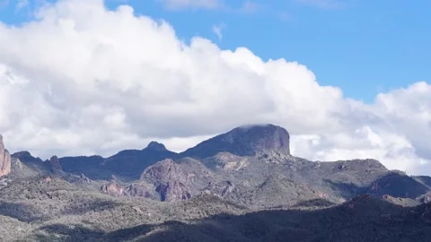 Time-Lapse of Clouds Passing Over Rugged Australian Mountain Peaks 库存影片 325828238