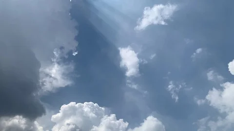Time lapse of clouds with rays of light Vídeo Stock 116812220