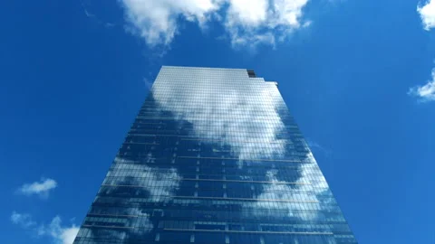 Time lapse of clouds reflecting onto the glass of a large office building. Vídeos de archivo 197609295