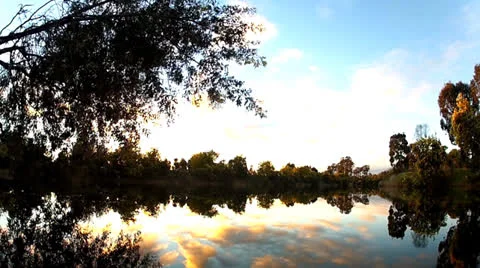 Time Lapse Clouds Reflections on The River Vídeos de archivo 24724095