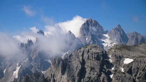 Time lapse of clouds rising from beautiful mountain range in the Alps 動画素材 112669777
