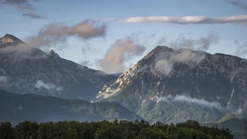 Time lapse clouds rolling under Alps mountains. Summer evening Video stock 133899638