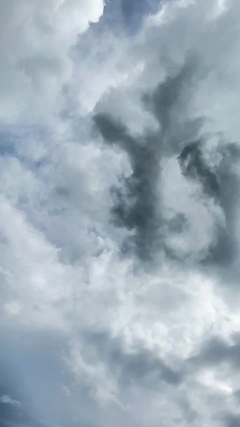 Time lapse of clouds running across the sky for background Video stock 302628755