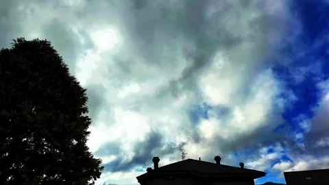 Time lapse clouds in the sky in italy creating relaxing Vidéo 300806410