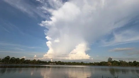 Time lapse clouds in the sky over the lake Video stock 196924246