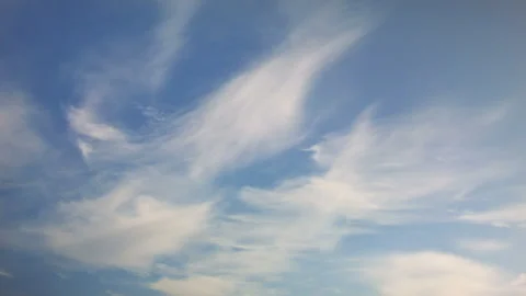 Time lapse of clouds in the sky on a sunny day. Vídeo Stock 115629135
