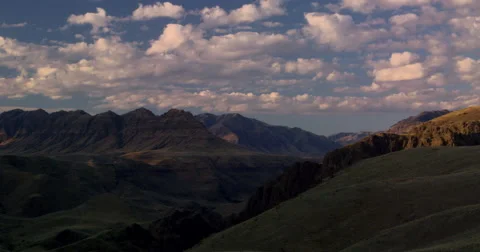 Time lapse clouds soaring over desert peaks at sunset, Hells Canyon Stock Footage 60972043