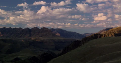 Time lapse clouds soaring over desert peaks at sunset, Hells Canyon 動画素材 60972072
