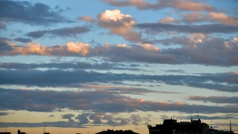 Time Lapse - Clouds at sunrise over silhouette buildings Stock-Footage 90977989