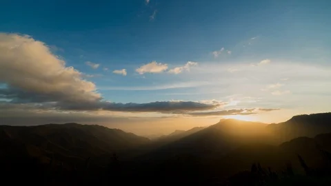 Time lapse of clouds in sunrise over mountain range 動画素材 112328635