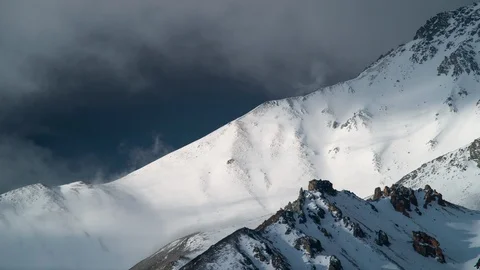 Time Lapse, clouds swirl across winter mountains covered with snow. Vídeo Stock 99956692